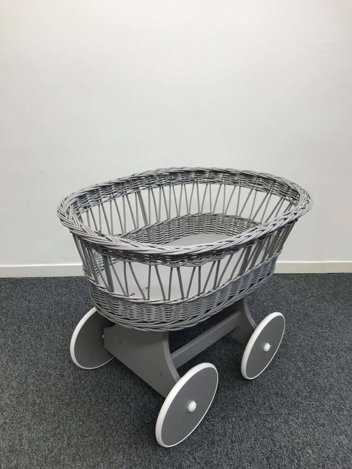 Moses Basket with Hood – Grey Wicker, White Wheels Canopy