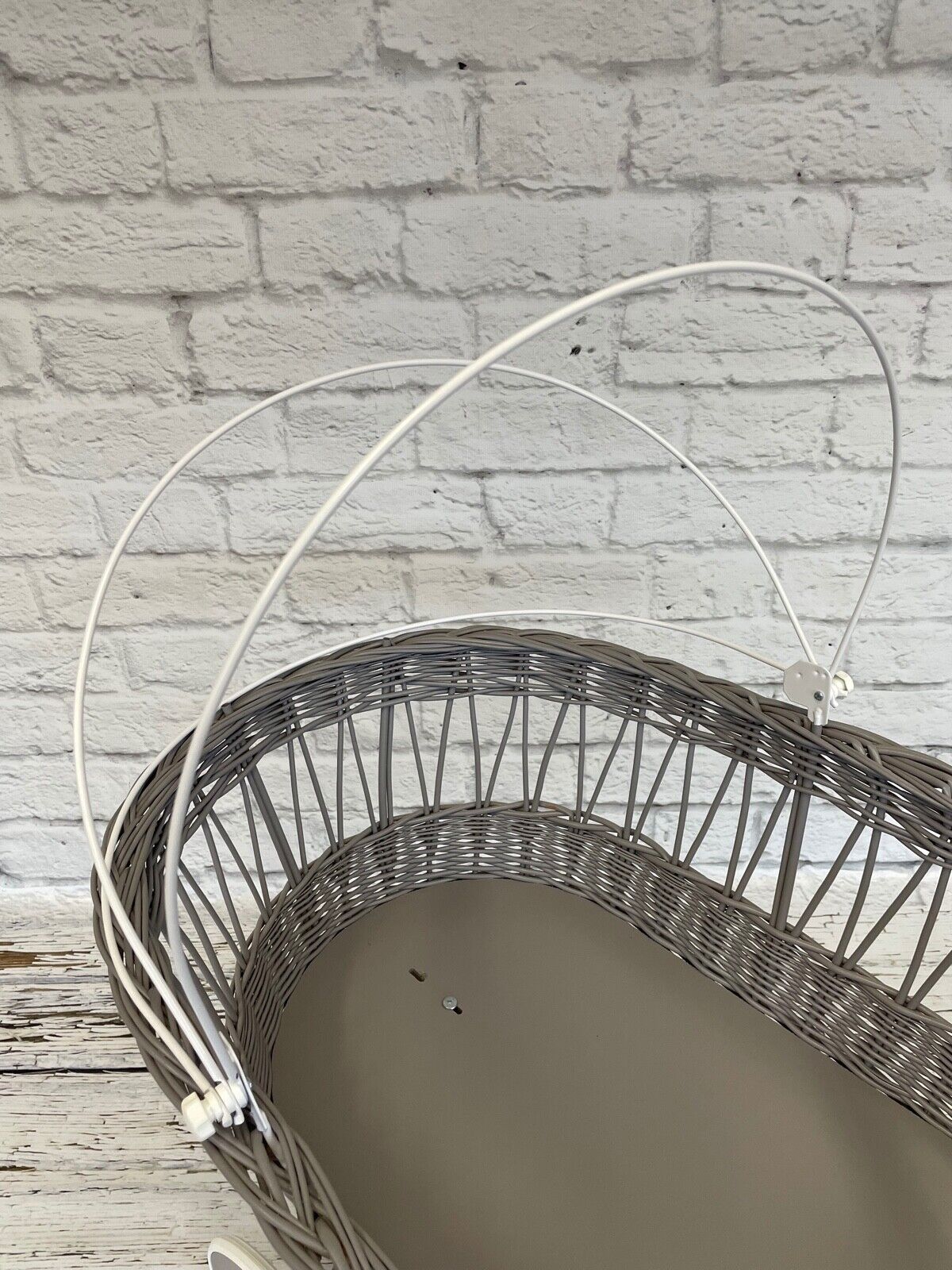 Moses Basket with Hood – Grey Wicker, White Wheels Canopy