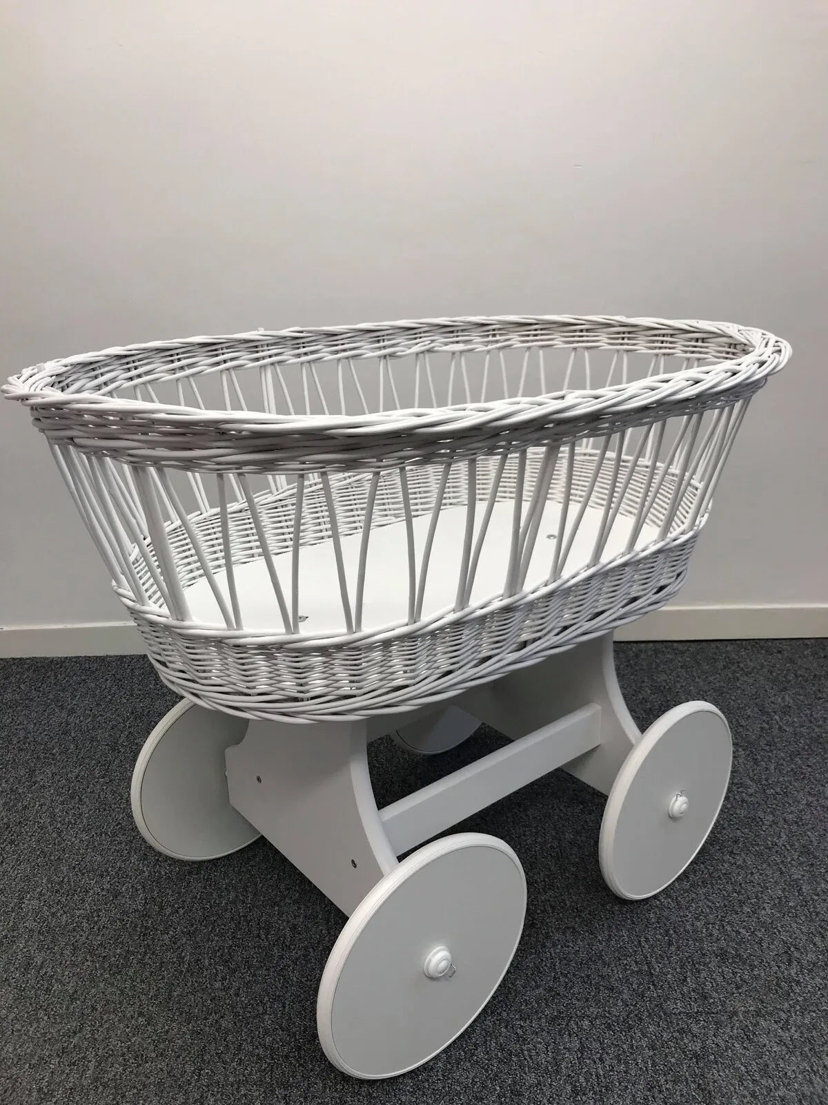 White Wicker Wheels Moses Basket with Mattress
